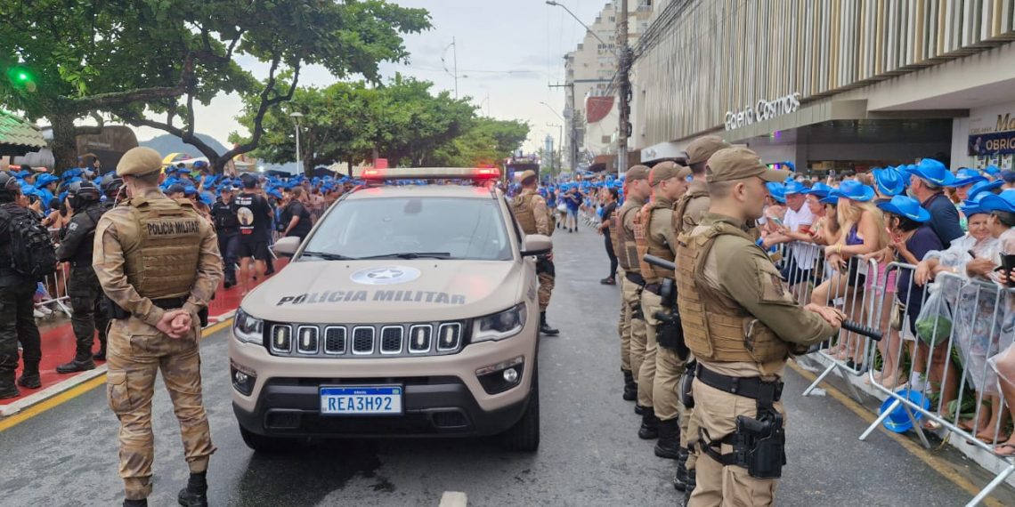 Mãe e filho presos por furto de celular durante o Carnaval de Balneário Camboriú
