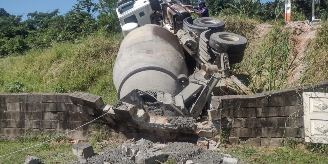 Acidente na Avenida João Acácio Simas Caminhão desce descontrolado e bate em muro de casa