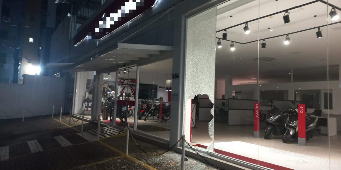 Loja de motos é alvo de furto durante a madrugada em Balneário Camboriú; criminosos levaram 2 motos