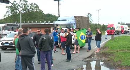 Caminhoneiros bloqueiam rodovias de pelo menos sete estados