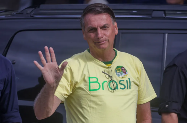 Presidente Jair Bolsonaro do lado de fora do local de votação