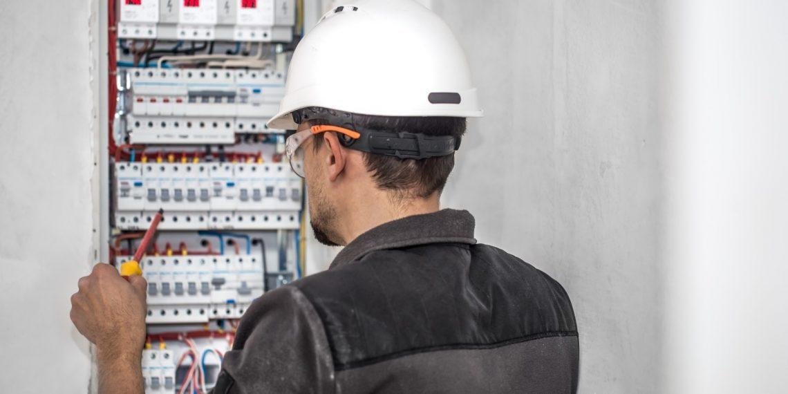 Qualifica Camboriú está com vagas abertas para a oficina de elétrica predial