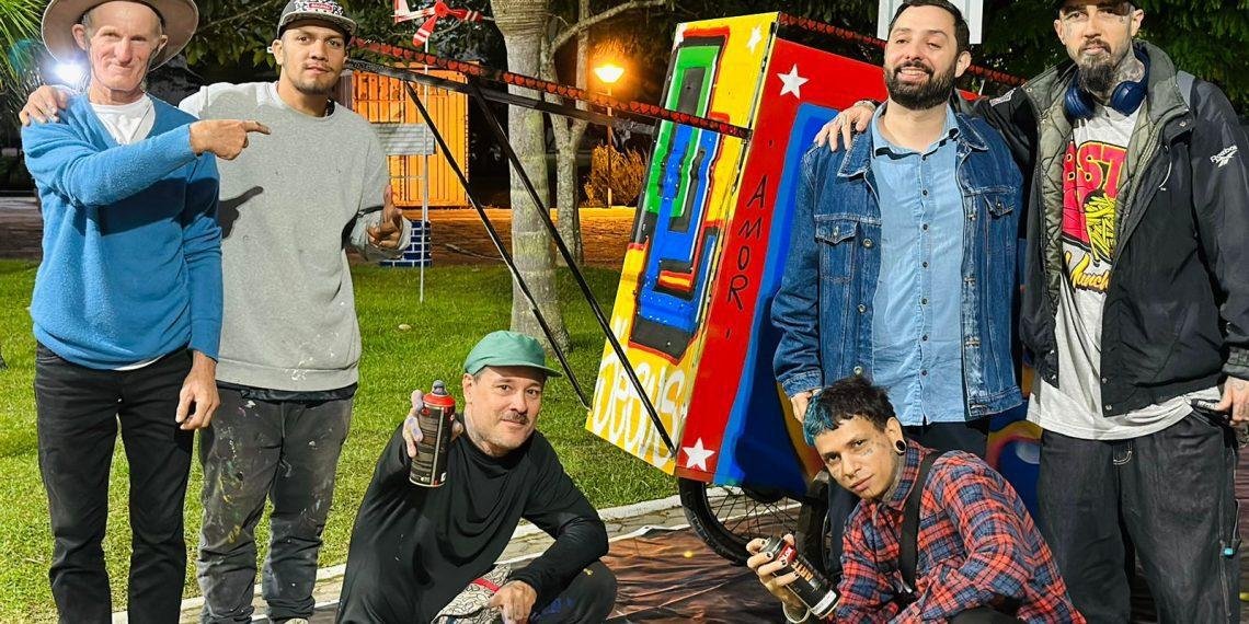 Artistas de Balneário Camboriú transformam carrinhos de catadores de materiais recicláveis em obras de arte