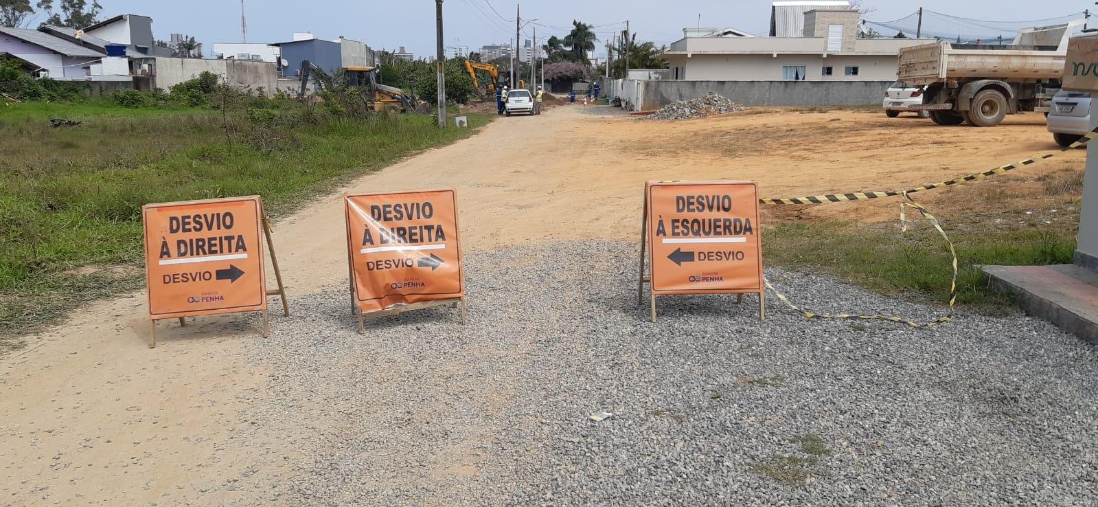 obras da rede de esgoto em Penha