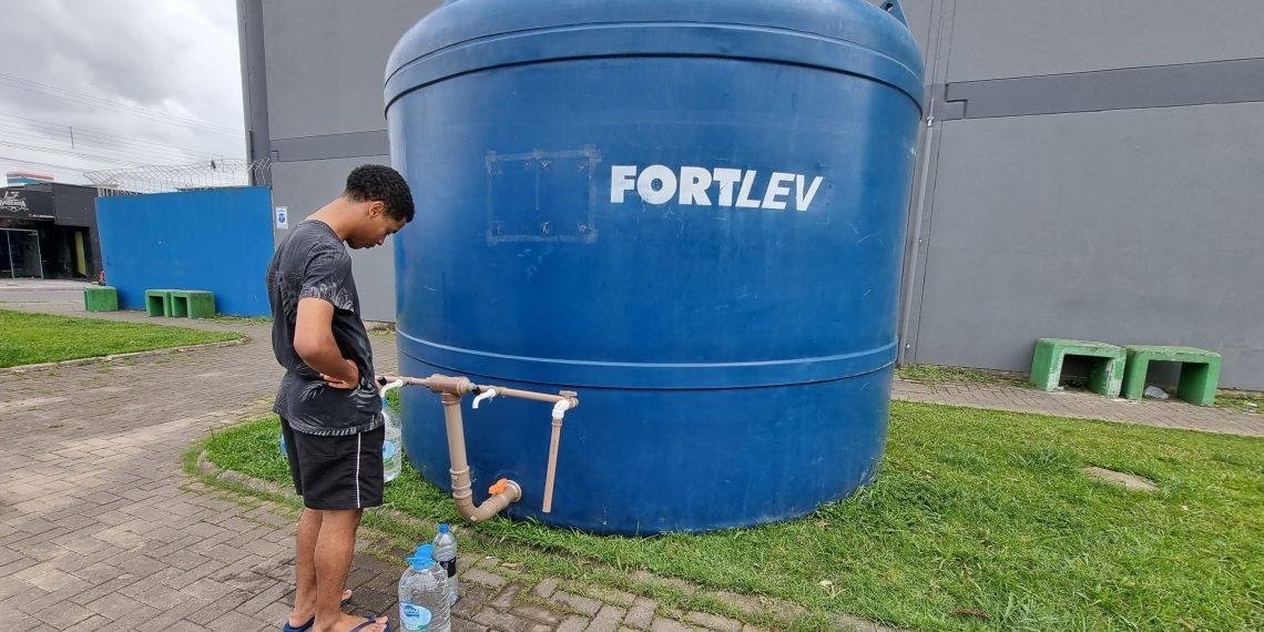 Semasa amplia pontos de distribuição de água potável em Itajaí