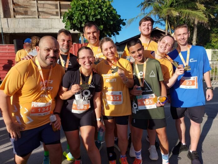 Larissa-centro- com a família