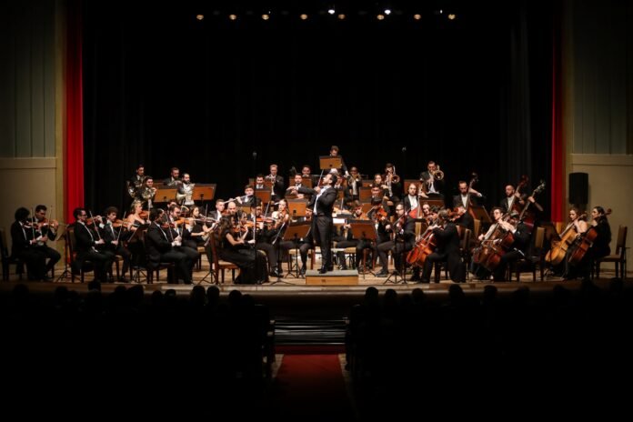 Blumenau Filarmônica faz sua estreia em Florianópolis com concerto gratuito no teatro do CIC. Crédito Lucas Prudêncio