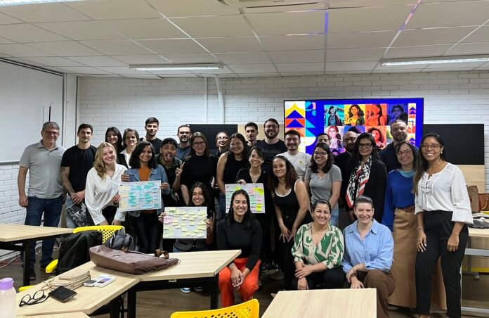 A administradora e especialista em gestão de projetos Anne (à direita) foi voluntária no programa Agentes de Mudança