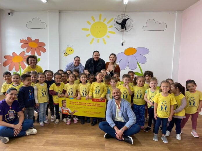 Jussara Pereira (gerente loja Fort Atacadista Kobrasol) visitando a Creche e Orfanato Vinde a Mim as Criancinhas