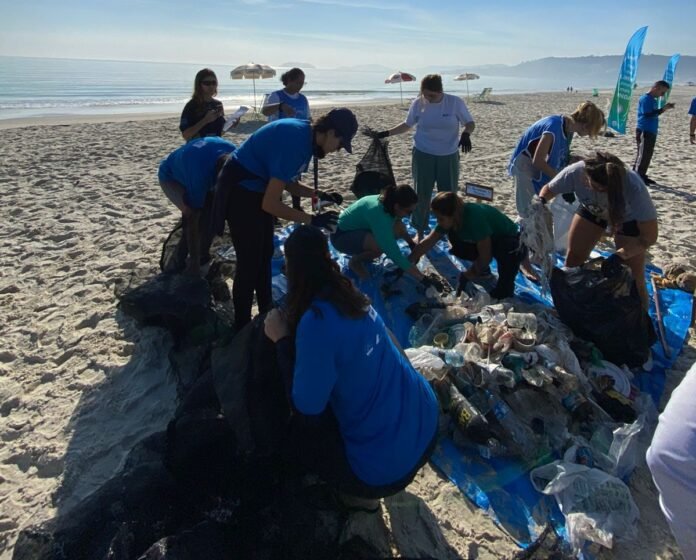 Projeto Dazum Banho - Praia de Jurerê. Foto divulgação.. (1)
