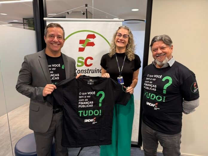 Sandro Medeiros Alves (à esq), presidente do Sindaf-SC, com Cristine
