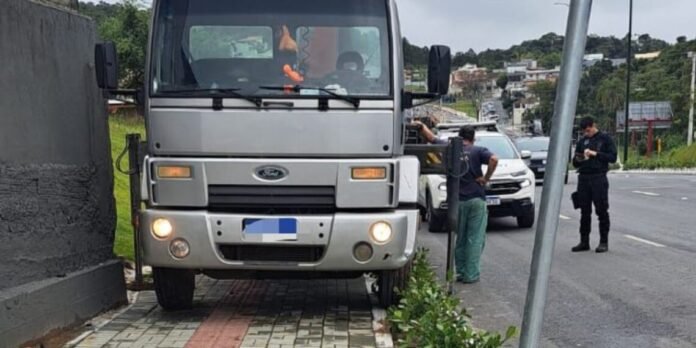 caminhao-calcada-1140x570