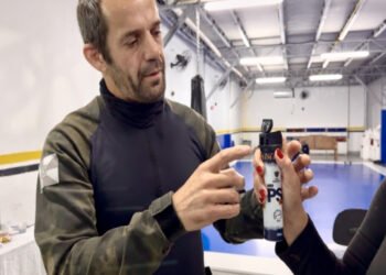 Mulheres vítimas de violência recebem instrução para uso de spray de defesa pessoal em BC