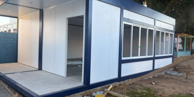 Sala modular do NEI Professora Odácia Tereza Damázio começa a ser instalada