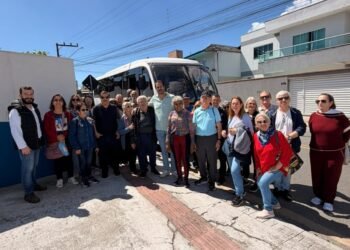Grupo visita Lar dos Idosos durante passeio semanal da Secretaria da Pessoa Idosa