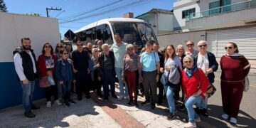 Grupo visita Lar dos Idosos durante passeio semanal da Secretaria da Pessoa Idosa