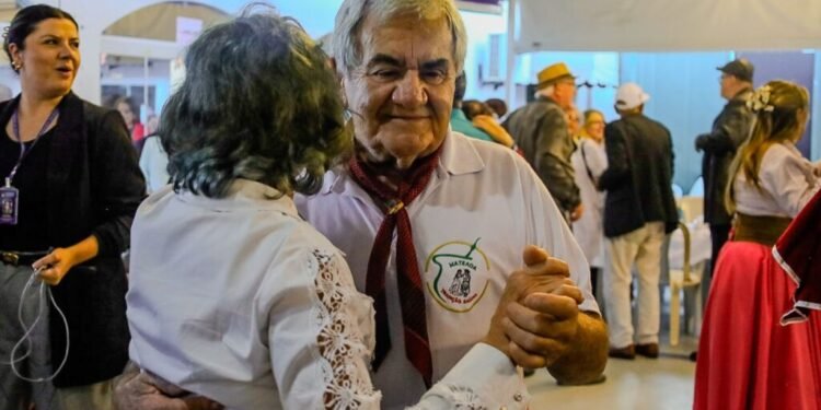 Secretaria da Pessoa Idosa promove mateada especial em alusão ao Dia do Gaúcho