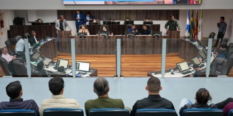 Câmara de Balneário Camboriú aprova R$ 15,8 milhões em créditos e novas regras para notificações da Emasa