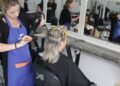 Balneário Camboriú abre vagas para curso gratuito de cabeleireira com duração de três meses