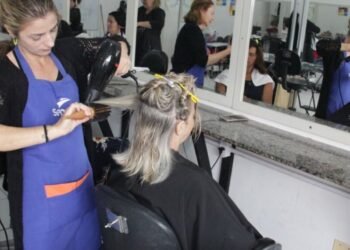 Balneário Camboriú abre vagas para curso gratuito de cabeleireira com duração de três meses