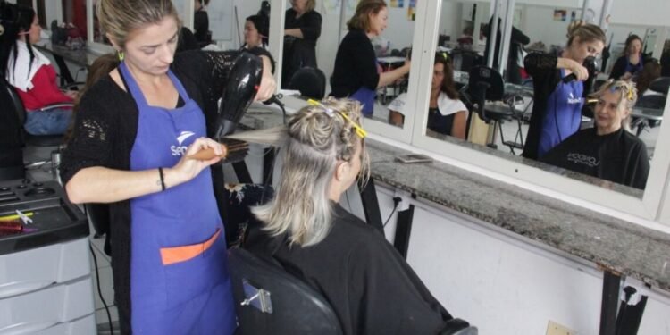 Balneário Camboriú abre vagas para curso gratuito de cabeleireira com duração de três meses